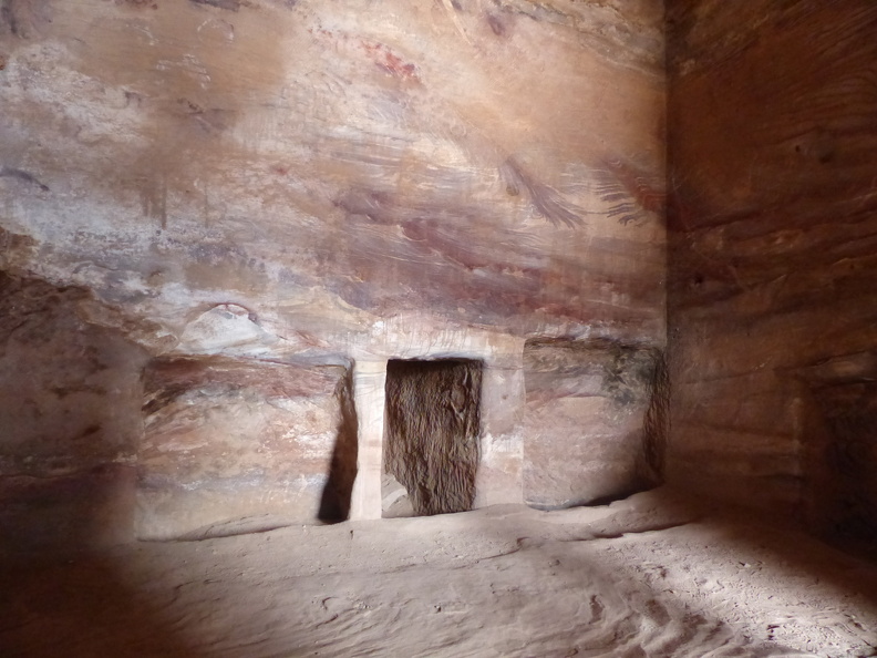 L’intérieur des tombeaux de Petra se présente toujours de façon analogue : une salle de plan carré ou rectangulaire avec différentes niches excavées assez vastes et de formes variables. Les dépouilles des défunts reposaient dans ces loculi. Malgré un modeste mobilier funéraire, les tombes ont été pillées. Mais le plus extraordinaire tient peut-être à la palette polychrome des parois. Certaines veinures naturelles semblent donner vie à la roche tandis que le grès se teinte de nuances bleutées.
CC 4.0 Odysseum, photo F. Poli
Article à consulter :
glossaire du musée virtuel
Petra, l’intérieur d’un tombeau.JPG