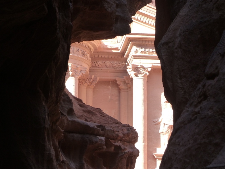 Les caravaniers qui empruntaient le couloir étroit du Sîq savaient qu’ils s’approchaient de l’entrée de la ville lorsque, dans une fente irrégulière et resserrée des parois rocheuses, ils apercevaient la façade à colonnes de la Khazneh, l’un des tombeaux les plus célèbres de Petra. Le mausolée porte aussi le nom de « Trésor du pharaon ». Une légende qui inspirera les aventures de Tintin en 1958 ou celles d’Indiana Jones au cinéma en 1989 prétendait qu’un pharaon y avait dissimulé un trésor.
CC 4.0 Odysseum, photo F. Poli
Article à consulter :
glossaire du musée virtuel
Petra, la Khazneh entre les falaises du Sîq.JPG