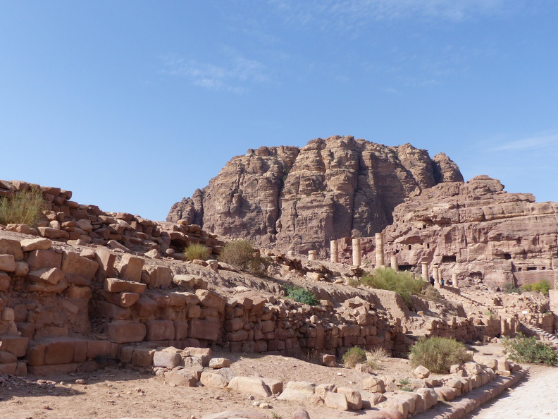 Tandis que les cités du nord de la Jordanie se fédèrent pour former la Décapole, le royaume nabatéen s’étend au Ier s. av. J.-C. de Hégra en Arabie saoudite à Bosra en Syrie. Petra se développe, érige de remarquables tombeaux funéraires et devient une ville somptueuse, à l’image de sa puissance. En 106 ap. J.-C., Trajan unit le royaume nabatéen à la Décapole pour créer la province romaine d’Arabie. Petra perd de son influence au profit d’autres cités avant d’être endommagée par des séismes.
CC 4.0 Odysseum, photo F. Poli
Articles à consulter :
glossaire du musée virtuel - chronologie de l’histoire romaine
Petra, la ville basse.JPG