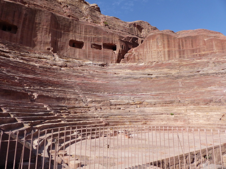 Sans doute réalisé sous le règne d’Arétas IV (8 av. J.-C. - 40 ap. J.-C.), le théâtre romain de Petra a été creusé dans le grès du jebel al-Madhbah à l’intérieur d’une nécropole partiellement détruite pour lui faire place. Le diamètre de la cauea mesure 95 m et les 45 rangées de gradins pouvaient accueillir 7000 spectateurs. Afin d’éviter l’inondation de l’orchestra, les Nabatéens avaient conçu un système de drainage des eaux de pluie vers une énorme citerne creusée dans la falaise.
CC 4.0 Odysseum, photo F. Poli
Articles à consulter :
l’architecture du théâtre - glossaire du musée virtuel
Petra, le théâtre romain.JPG