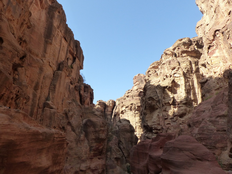 Les Nabatéens avaient détourné le cours du Wadi Mousa afin que le lit de la rivière asséchée, le Sîq, devienne la principale voie d’accès à la ville de Petra. Elle fut pavée au Ier s. av. J.-C. L’étroit couloir naturel serpente entre des parois escarpées, parfois hautes de plus de 100 m, érodées par l’action conjuguée de l’eau et du vent. Deux aqueducs en partie creusés dans la roche acheminaient l’eau jusqu’à la cité. À certains endroits, la roche est creusée de niches abritant des bétyles.
CC 4.0 Odysseum, photo F. Poli
Articles à consulter :
l’eau dans l’Antiquité - glossaire du musée virtuel
Petra, le Sîq.JPG