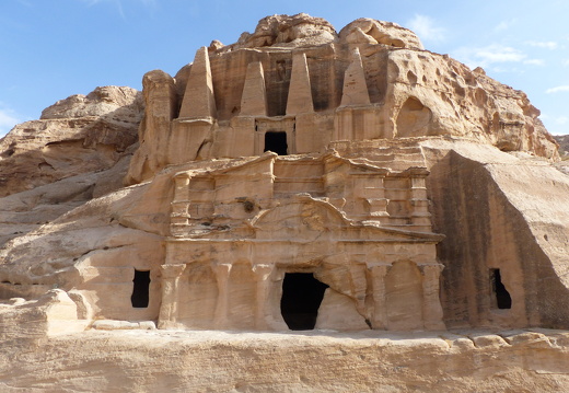 Petra, le tombeau aux Obélisques et le triclinium de Bab-es-Sîq