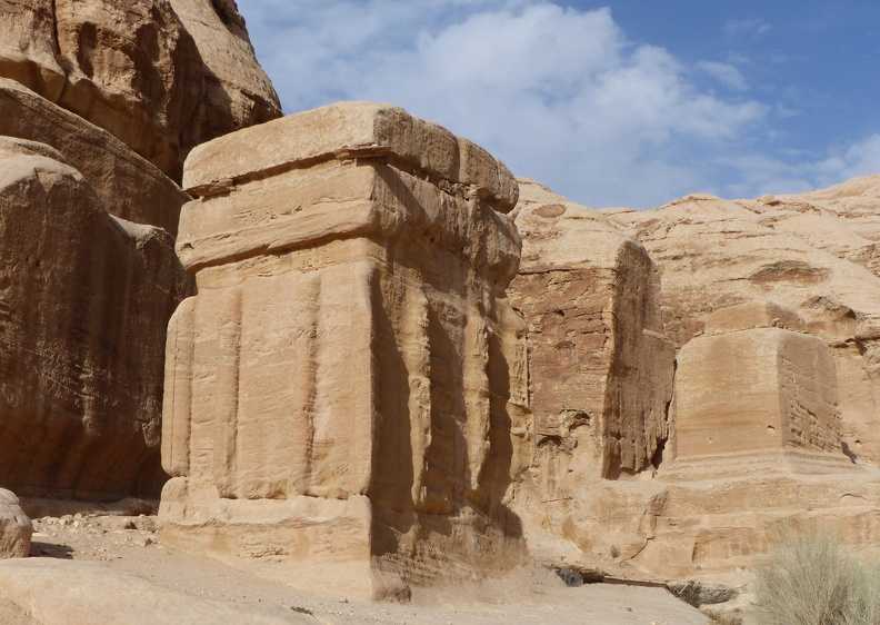 Petra n’a pas encore révélé tous ses mystères. Les archéologues ne s’accordent pas sur la destination de ces tombeaux « djinn » qui empruntent leur nom au mot arabe désignant les « esprits » du désert. Il pourrait s’agir d’édifices liés au culte de l’eau et de la fertilité. Un seul des trois cubes creusés dans le grès blanc présente à son sommet une sorte de podium creusé d’une cavité qui aurait pu accueillir une sépulture. Sur chaque côté, le monolithe est décoré de colonnes engagées.
CC 4.0 Odysseum, photo F. Poli
Article à consulter :
glossaire du musée virtuel
Petra, les tombeaux « djinn ».jpg