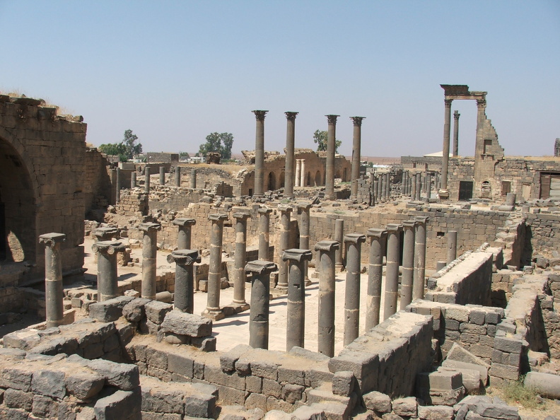 Située en Syrie à 140 km au sud de Damas, dans la région fertile du Hauran, Bosra est située au débouché des routes caravanières venant d’Arabie et d’une voie provenant de la côte méditerranéenne. Mentionnée dans des textes égyptiens dès le XIVe s av. J.-C. sous le nom de Busrana, la ville devient la capitale du nord du royaume nabatéen au Ier s. ap. J.-C., puis en 106 ap. J.-C. elle est la capitale de la province romaine Arabia Petraea créée par Trajan. Il nomme la ville «Noua Traiana Bostra».
CC 4.0 Odysseum, photo F. Poli
Articles à consulter :
Les empereurs romains - Glossaire du musée virtuel
Bosra le site de Bosra.JPG