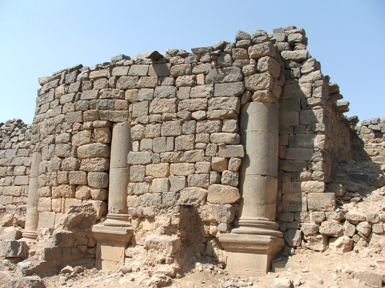 Les colonnes emmurées de Bosra sont un témoignage fascinant de l'évolution architecturale de la ville au fil des siècles. Elles illustrent la pratique courante de réutilisation des matériaux et d'adaptation des structures existantes aux besoins changeants de la population. Ainsi ces colonnes romaines du portique du macellum (marché) se retrouvent prisonnières du mur d’une boutique probablement construite à l’époque ommeyade pour réponde au développement de l’activité commerciale.
CC 4.0 Odysseum, photo F. Poli
Article à consulter :
Glossaire du musée virtuel
Bosra, colonnes du macellum emmurées.JPG
