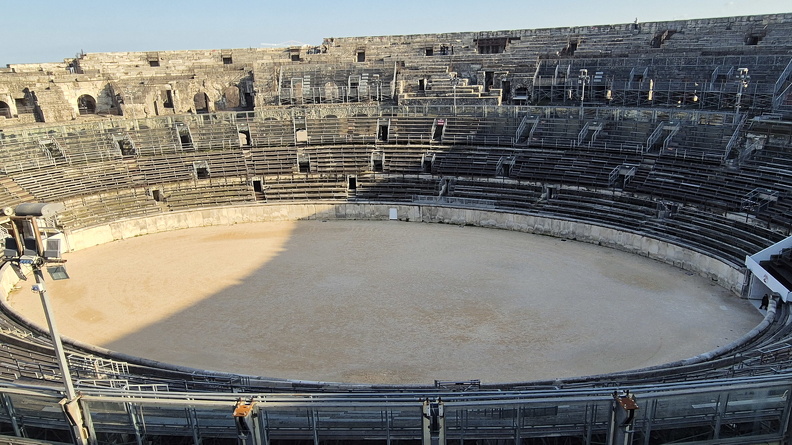 Les spectateurs étaient répartis selon leur classe sociale. Les plus privilégiés occupaient des places proches de l’arène. On réservait la matinée aux spectacles de chasse (uenationes). Les combats de gladiateurs se déroulaient l’après-midi. Les athlètes accédaient à la piste centrale recouverte de sable (arena) par quatre entrées. On logeait les équipements dans deux galeries souterraines. Nemausus possédait peut-être une école de gladiateurs dont on a retrouvé de nombreuses stèles funéraires.
Photos CC 4.0 Odysseum, classe de P. Cochet Terrasson 2025
Articles à consulter :
Les gladiateurs - Glossaire du musée virtuel
Nîmes, arène de l'amphithéâtre.jpg