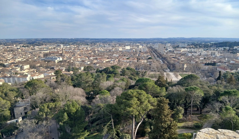 La ville de Nemausus dans le Gard fut occupée par le peuple gaulois des Volques Arécomiques installés depuis le IIIe s. av. J.-C. Ils y honoraient le dieu celte Namas, avant la conquête romaine de la Gaule transalpine dès 125 av. J.-C. La voie domitienne ouverte en 118 av. J.-C. et qui relie l’Italie à l’Espagne favorisa l’essor de la cité. Sous Auguste (27 av. J.-C. - 14 ap. J.-C.), Nîmes devint la Colonia Augusta Nemausus et se dota d’une enceinte et d’un programme architectural monumental.
Photos CC 4.0 Odysseum, classe de P. Cochet Terrasson 2025
Article à consulter :
La guerre des Gaules - Glossaire du musée virtuel
Nîmes vue de la Tour Magne.jpg