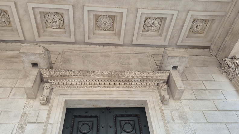 Nîmes, dédicace du temple romain.jpg