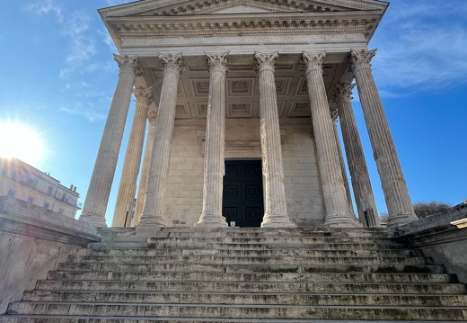 Nîmes, façade du temple romain dit Maison Carrée