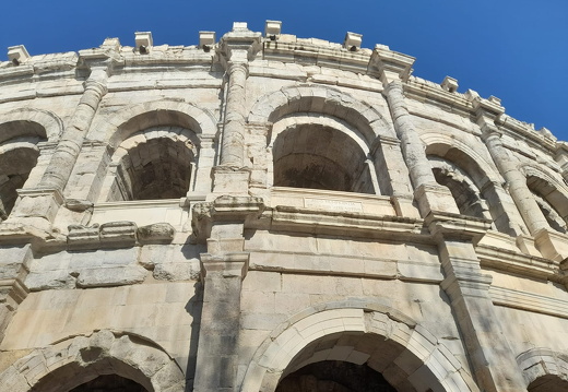 Nîmes, l’amphithéâtre détail de l’attique