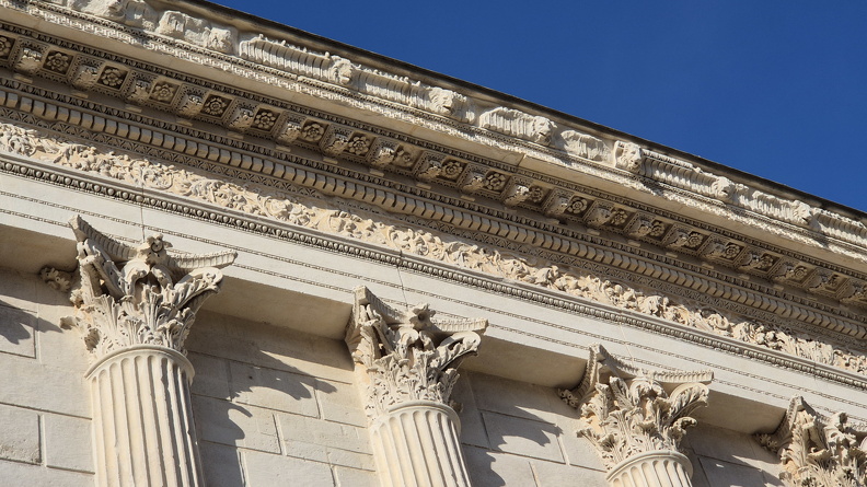Nîmes, le temple romain, détail.jpg