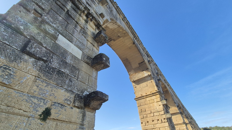 Pont du Gard, boutisses du Pont du Gard.jpg