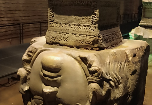 Istanbul, base de colonne sculptée en Méduse