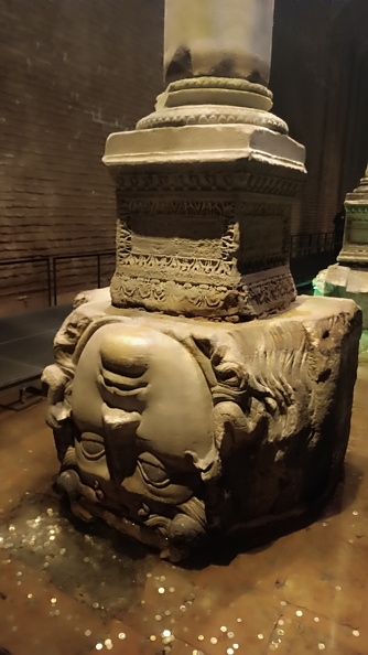 La plupart des colonnes qui soutiennent la citerne sont des colonnes simples coiffées d’un chapiteau décoré ou non. Deux colonnes sont portées par des socles sculptés en forme de tête de Méduse. Ils pourraient dater de l’époque de l’empereur Septime Sévère (193-211 ap. J.-C.) ou appartenir à un des monuments érigés par Constantin Ier (310-337 ap. J.-C.) Plutôt que d’avoir une fonction apotropaïque, le bloc sculpté offrait probablement la hauteur adéquate pour soutenir une colonne trop courte.
Photo CC 4.0 Odysseum, J. Robert
Articles à consulter :
Chronologie romaine - Glossaire du Musée virtuel
Istanbul, base de colonne sculptée en Méduse.jpg