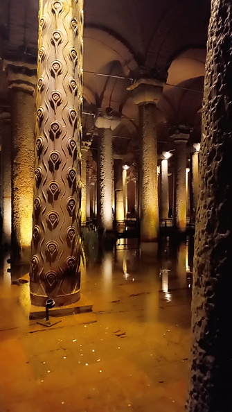 La plupart des colonnes sont soit des remplois d’autres monuments, soit des rebuts de colonnes qui comportaient des défauts et ne pouvaient être exposées à la vue de tous. Au centre de la citerne, une colonne ornée d’un motif reprenant la forme d’ocelles de paon a été datée du IVe s. ap. J.-C., car ses motifs correspondent à ceux des colonnes de l’arc de Théodose Ier (379-395 ap. J.-C.) érigé sur la voie impériale de la ville et achevé en 393 ap. J.-C., lors de l'inauguration de son forum.
Photo CC 4.0 Odysseum, J. Robert
Articles à consulter :
Les arcs de triomphe - Glossaire du Musée virtuel
Istanbul, colonne à ocelles de paon.jpg