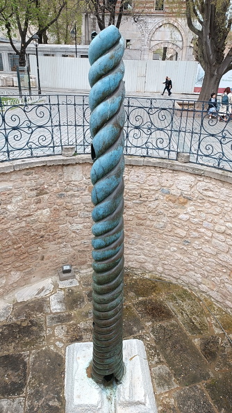 La colonne serpentine ornait le centre de la spina de l’hippodrome. Les torsades de bronze de son pied représentaient trois serpents enlacés qui supportaient les pieds d'un cratère d'or. Constantin fit venir du sanctuaire de Delphes ce trésor que les Grecs avaient offert au dieu Apollon après leur victoire à Platées en 479 av. J.-C. Malgré sa petite taille, l’offrande occupait un emplacement privilégié, sans doute parce qu'elle représentait un important symbole solaire et une image de victoire.
Photo CC 4.0 Odysseum, J. Robert
Articles à consulter :
Delphes - Apollon - Glossaire du Musée virtuel
Istanbul, la colonne serpentine.jpg