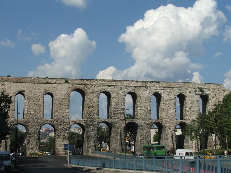 L’aqueduc de Valens, le plus long de l’Antiquité, s’étendait sur 250 km environ. C’est aussi le plus ancien monument encore visible de la ville antique. Sa construction débuta sous Constantin et se termina sous l’Empereur Valens en 368 après J.-C. Endommagé probablement par un tremblement de terre, il fut restauré au VIe s. et jusqu’à la prise de Constantinople (1453 ap. J.-C.). Il servait à approvisionner en eau la population grandissante d’une cité dotée de nombreuses fontaines et de thermes.
Photos CC 4.0 Odysseum, F. Poli
Articles à consulter :
Les Romains et l’eau - Byzance-Constantinople - Glossaire du Musée virtuel
Istanbul, l'aqueduc de Valens.JPG