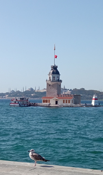 Bâtie sur une petite île, la Tour de Léandre s’élève sur les vestiges d’une ancienne tour construite en 408 av. J.-C. par le général athénien Alcibiade pour contrôler les mouvements des navires perses dans le détroit du Bosphore. La Tour de Léandre doit son nom par comparaison avec celle de Sestos (dans le détroit des Dardanelles) qu’habitait Héro, prêtresse d’Aphrodite et que Léandre, par amour, rejoignait chaque nuit à la nage selon le mythe grec que relate Ovide (Héroïdes, 18 et 19).
Photo CC 4.0 Odysseum, wikicommons
Article à consulter :
Alcibiade - Ovide - Glossaire du Musée virtuel
Istanbul, la Tour de Léandre sur le Bosphore.jpg