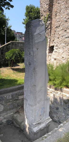 Le Million était un édifice quadrangulaire richement décoré et surmonté d’un dôme. Construit au IVe s. av. J.-C. près du forum de Constantin, il répliquait le milliaire d’or qu’Auguste avait érigé à Rome et à partir duquel on mesurait les distances « en milliers de pas » entre les principales villes de l’Empire. Constantin signifiait que sa ville était désormais la Noua Roma (Nouvelle Rome). De ce point partait la principale voie de la cité vers l’une des sept collines de Constantinople.
Photo CC 4.0 Odysseum, wikicommons
Articles à consulter :
Auguste - Glossaire du Musée
Istanbul, vestige du Million.jpg