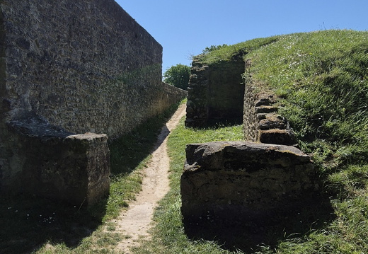 Champlieu, l'accès à la galerie périphérique du théâtre