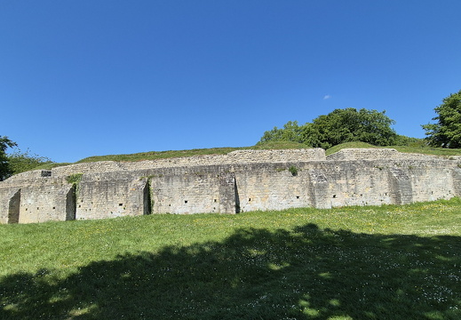 Champlieu, le mur extérieur du théâtre 