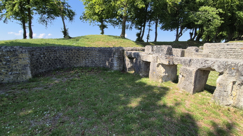 La salle chaude (caldarium) était la dernière étape du circuit avant de rebrousser chemin vers les salles plus fraîches. La chaleur diffusée par des canalisations de briques creuses (tubulures) était produite par trois foyers (praefurnia) répartis autour des salles. Au centre de l’abside, on a retrouvé une large vasque posée sur un socle, sans doute un labrum, une fontaine avec jet d’eau. Ainsi, les baigneurs gênés par la forte chaleur pouvaient-ils se rafraîchir le visage et les mains.
Photo CC 4.0 Odysseum, F. Poli
Articles à consulter :
Les thermes romains - Glossaire
Champlieu, le caldarium des thermes.jpg