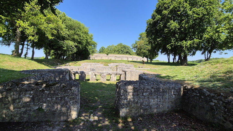 Champlieu est situé à la limite sud de la forêt de Compiègne, dans l’Oise, à une vingtaine de kilomètres de Senlis, l’antique Augustomagus. Le site, situé sur un plateau dominant de la vallée de l’Automne, est traversé par une voie romaine, la Chaussée Brunehaut, en direction d’Augusta Suessionum (Soissons). Grâce à l’activité agricole et à une présence militaire une agglomération, habitée par les Suessions et dotée d’un temple, d’un théâtre et de thermes se développe du Ier au IVe s. ap. J.-C.
Photo CC 4.0 Odysseum, F. Poli
Article à consulter :
Glossaire
Champlieu le site de Champlieu.jpg