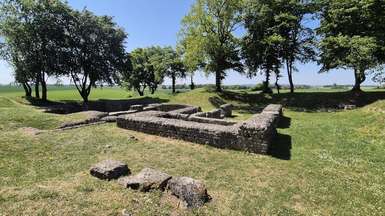 Le complexe thermal de dimensions modestes, 52 x 22 m., se divise en plusieurs espaces. À droite se trouvait une palestre entourée d’un portique. Un couloir transversal qu’on utilisait comme vestiaire permettait d’accéder aux thermes et de passer successivement, ici de droite à gauche, dans les deux petites salles dallées et alimentées en eau froide par le mur est (frigidarium) puis dans les salles chauffées par un système d’hypocauste. Le foyer principal se trouvait à l’extrémité gauche.
Photo CC 4.0 Odysseum, F. Poli
Articles à consulter :
Les thermes romains - Glossaire
Champlieu, vestiges des thermes.jpg
