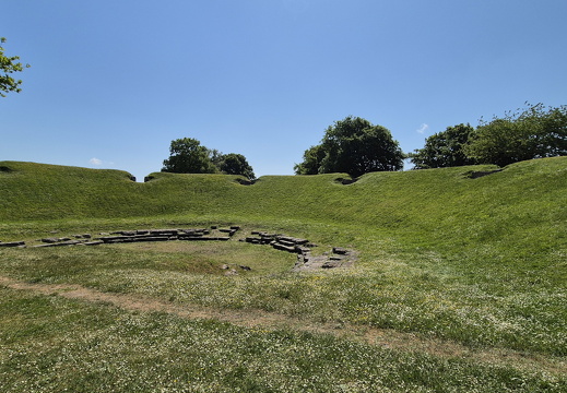 Champlieu, le théâtre vu depuis l'emplacement du mur de scène