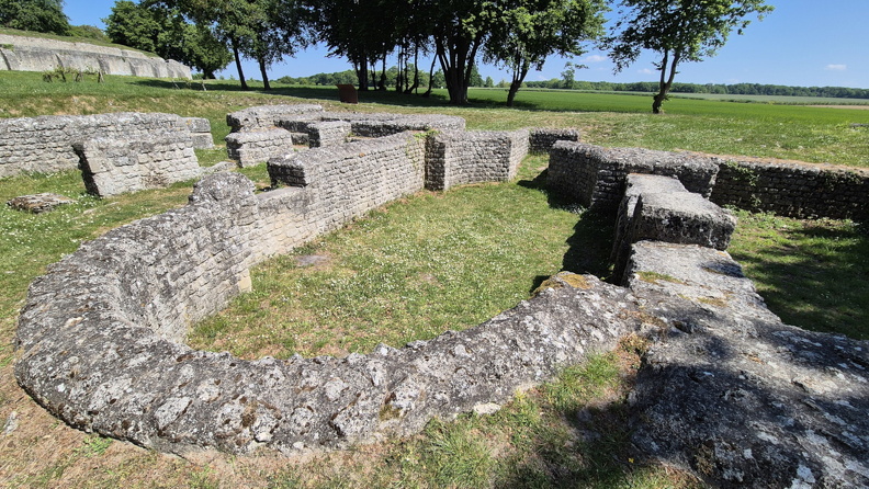Champlieu, le tepidarium des thermes.jpg