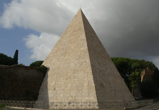 Rome - Pyramide de Cestius La Pyramide de Cestius