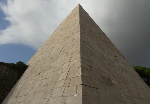 Rome - Pyramide de Cestius, la pointe de la Pyramide de Cestius