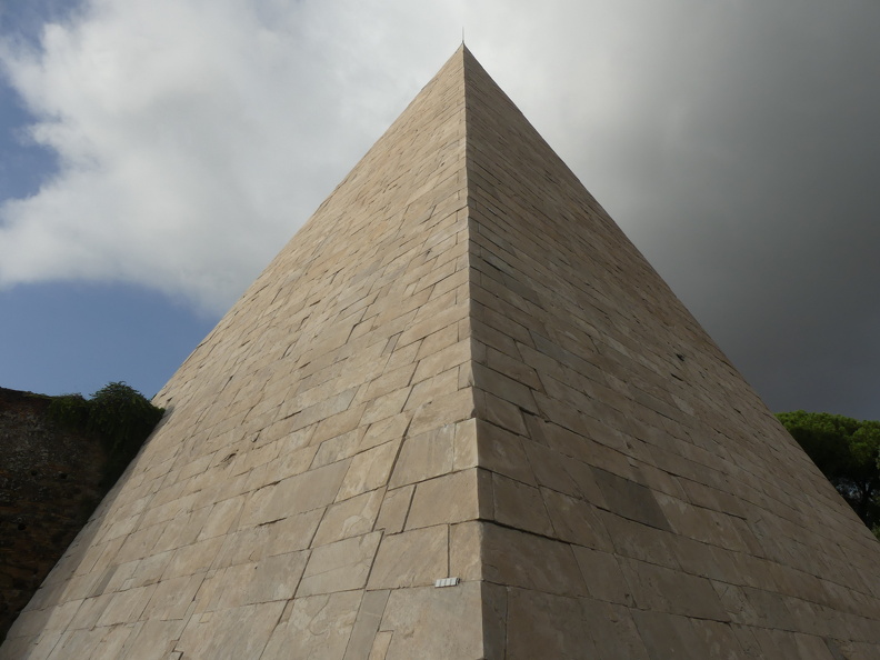 Rome - Pyramide de Cestius, la pointe de la Pyramide de Cestius.JPG