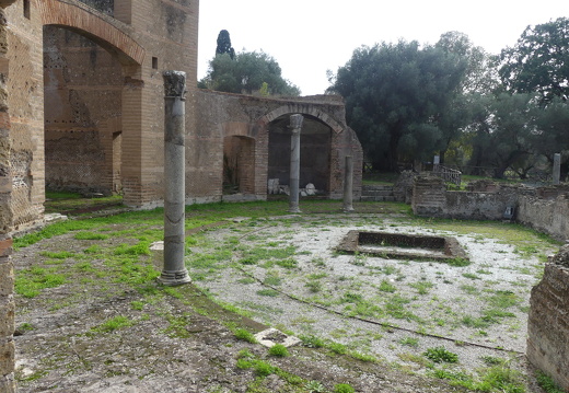 Tivoli, villa d'Hadrien, édifice aux trois exèdres 