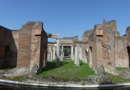 Tivoli, villa d'Hadrien, îlot central du théâtre maritime