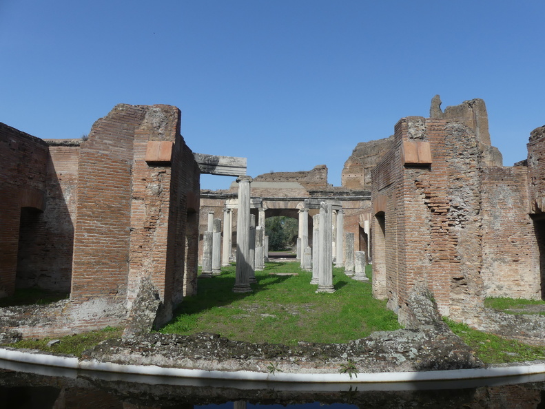 Tivoli, villa d'Hadrien, îlot central du théâtre maritime.JPG