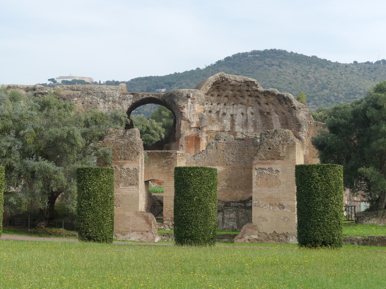 Tivoli, villa d'Hadrien, heliocaminus.JPG