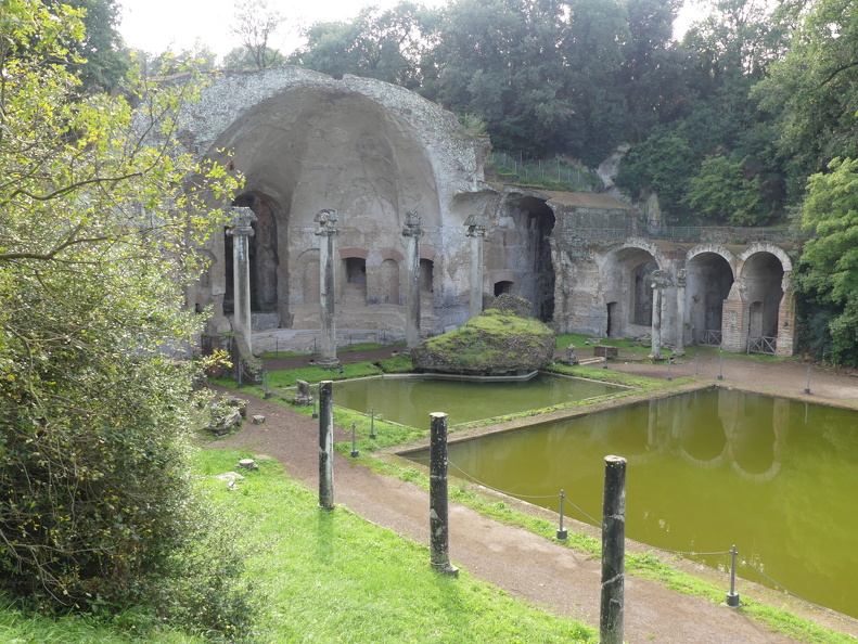 Tivoli, villa d'Hadrien, le Sérapéum.JPG