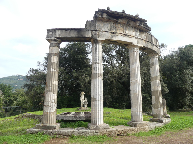 Tivoli, villa d'Hadrien, temple de Vénus.JPG