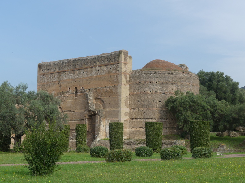 Tivoli, villa d'Hadrien, salle dite des philosophes.JPG