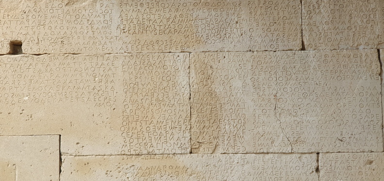 Crète, Gortyne, colonnes 12 à 10 des lois de Gortyne (détail) .jpg