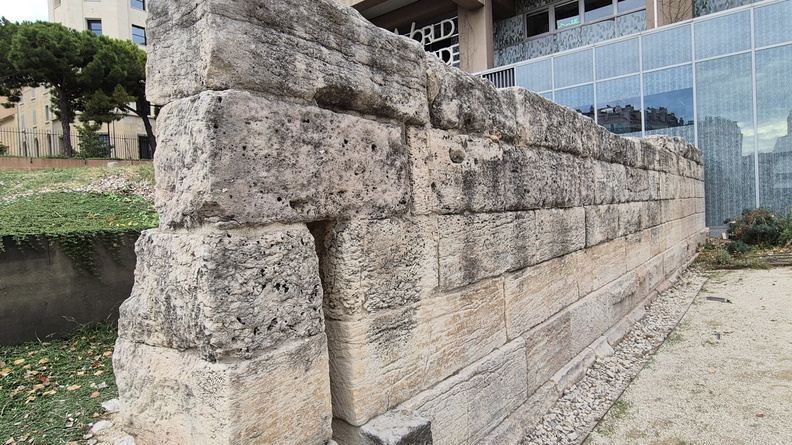 Marseille, le mur de Crinas.jpg