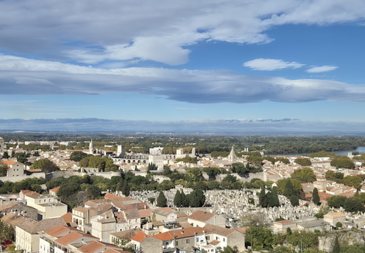 Arles vue sur le Rhône et les arènes