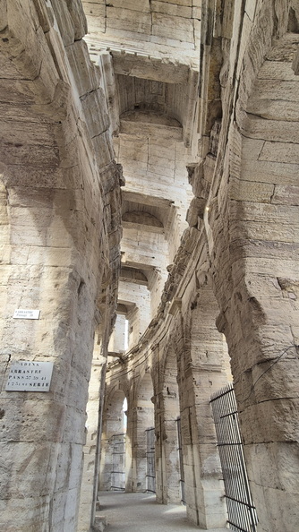 Arles, galerie extérieure de l\'amphithéâtre.jpg