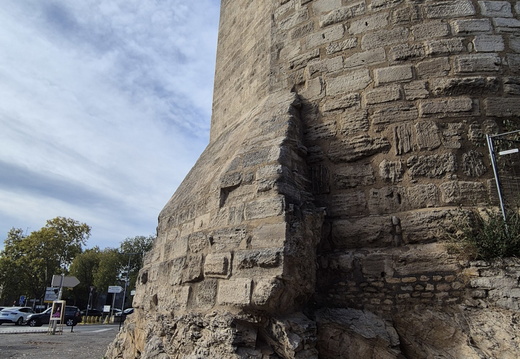 Arles, tour de l'enceinte romaine