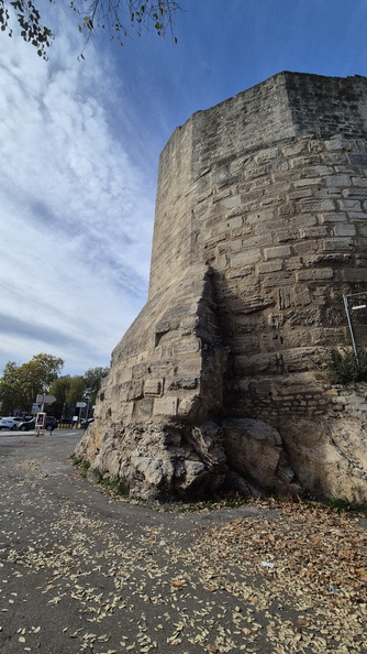 Arles, tour de l\'enceinte romaine.jpg