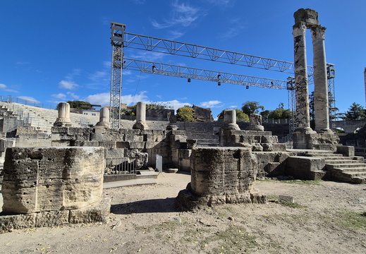 Arles, vue arrière du mur de scène