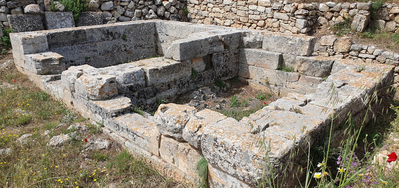 Aptera, le temple à deux salles.jpg